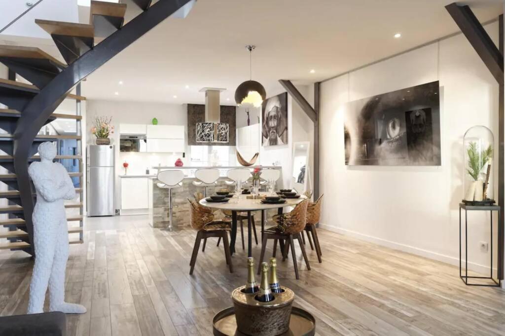 Reims Centre : Appartement Lumineux Et Atypique 46, Place D'Erlon エクステリア 写真